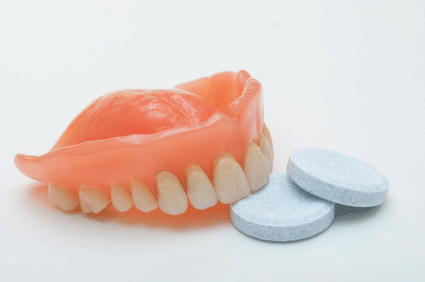 Kann man eine Zahnprothese im Geschirrspüler reinigen?
